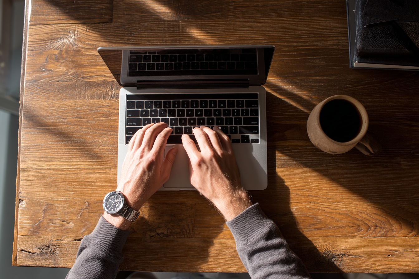 içerik pazarlaması ile ilgilenen çalışan görseli